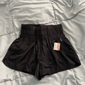 FREE PEOPLE MOVEMENT THE WAY HOME SHORTS! (BLACK) (NWT) (M)🖤